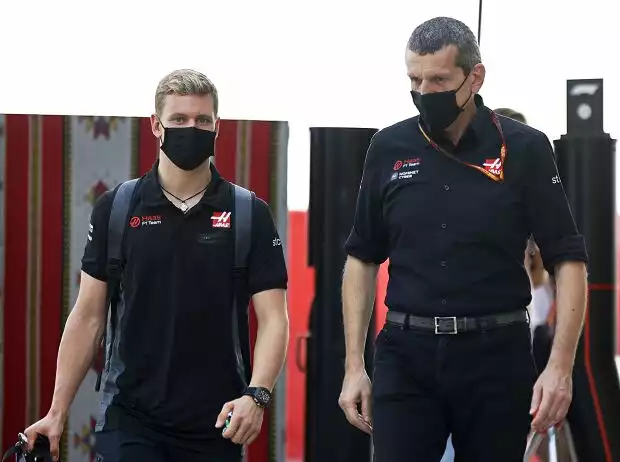 Mick Schumacher und Haas-Teamchef Günther Steiner Titel-Bild zur News: Mick Schumacher und Haas-Teamchef Günther Steiner