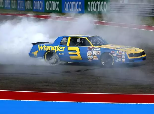 Daniel Ricciardo im NASCAR-Auto von Dale Earnhardt von 1984 in Austin Titel-Bild zur News: Daniel Ricciardo im NASCAR-Auto von Dale Earnhardt von 1984 in Austin