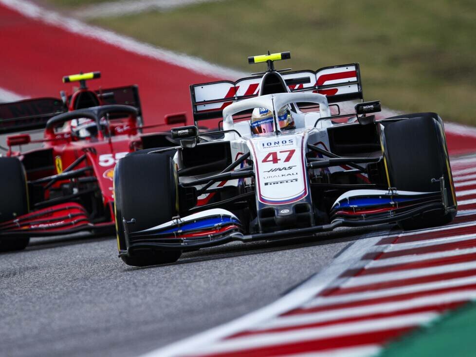 Mick Schumacher im Haas VF-21 vor Carlos Sainz im Ferrari SF21 in Austin