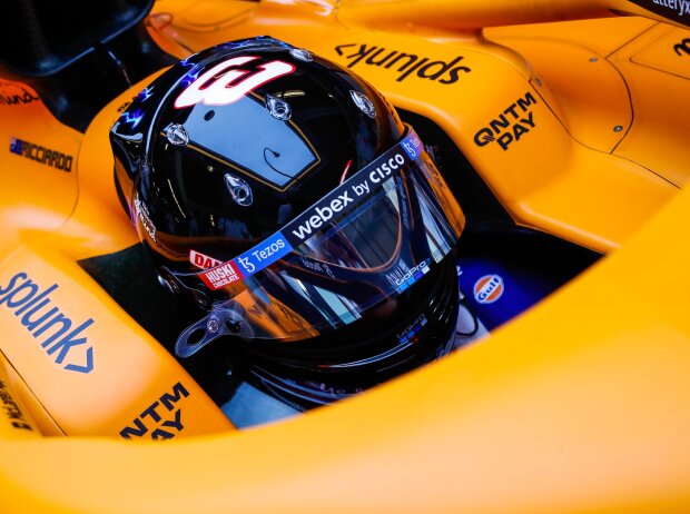 Daniel Ricciardo mit dem Helmdesign in Anlehnung an NASCAR-Fahrer Dale Earnhardt Daniel Ricciardo mit dem Helmdesign in Anlehnung an NASCAR-Fahrer Dale Earnhardt