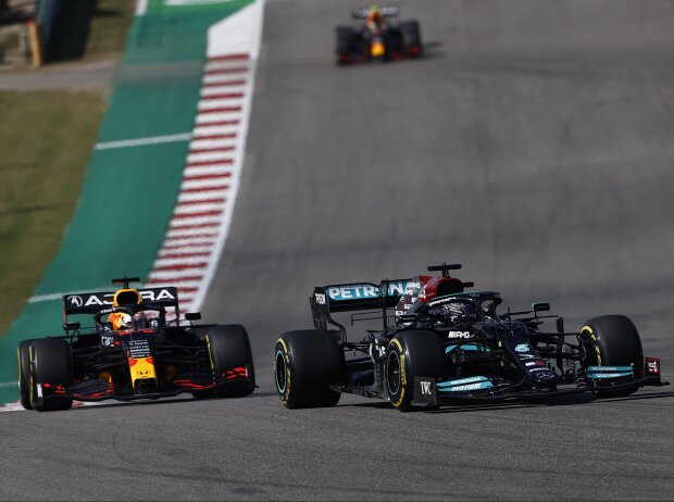 Titel-Bild zur News: Lewis Hamilton (Mercedes W12) vor Max Verstappen (Red Bull RB16B) beim Formel-1-Rennen in Austin 2021
