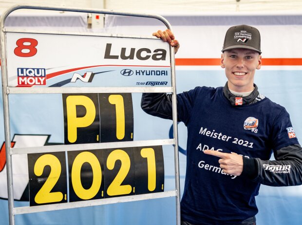Titel-Bild zur News: Luca Engstler feiert den Meistertitel in der TCR Germany 2021