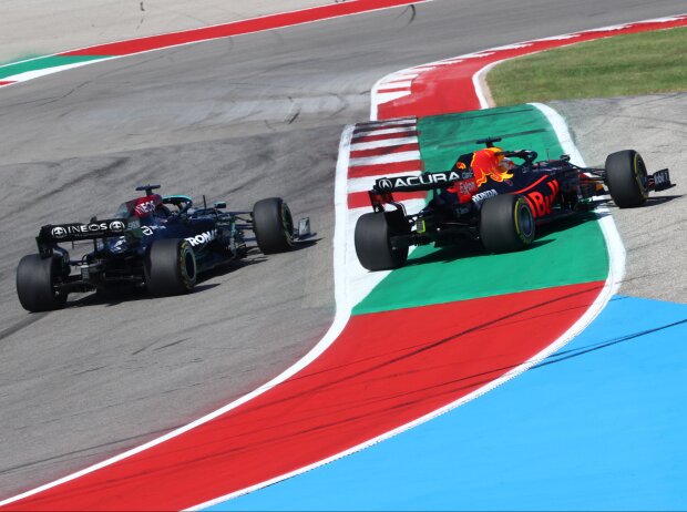 Titel-Bild zur News: Start zum Grand Prix der USA in Austin 2021: Lewis Hamilton lässt Max Verstappen in der ersten Kurve außen "verhungern"