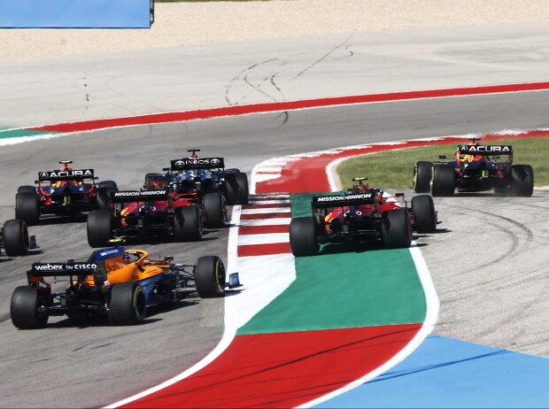 Titel-Bild zur News: Die erste Kurve nach dem Start zum Formel-1-Rennen in Austin 2021
