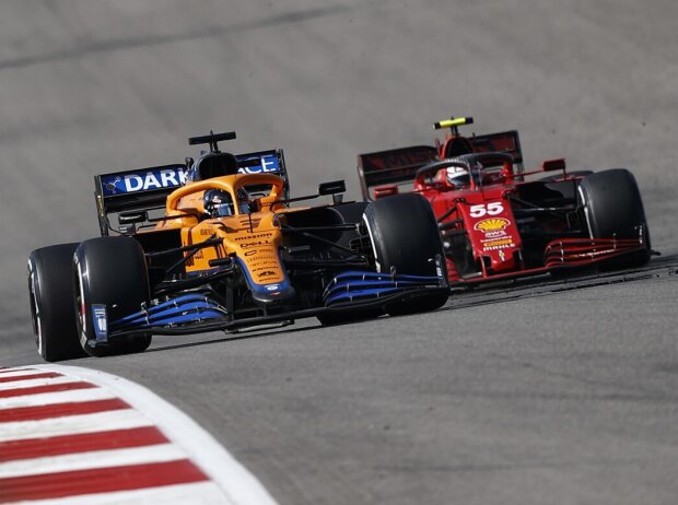 Daniel Ricciardo im McLaren MCL35M vor Carlos Sainz im Ferrari SF21