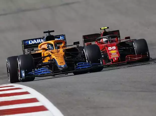 Titel-Bild zur News: Daniel Ricciardo im McLaren MCL35M vor Carlos Sainz im Ferrari SF21