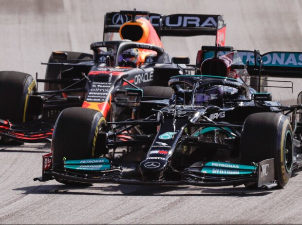 Titel-Bild zur News: Rad an Rad: Max Verstappen und Lewis Hamilton in der ersten Runde des Grand Prix der USA in Austin 2021