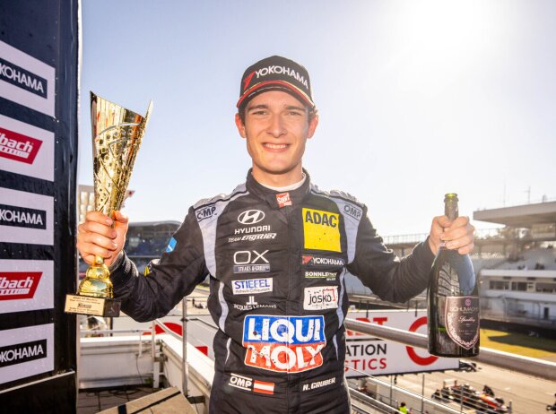 Nico Gruber bejubelt den Sieg in der Junior-Wertung der ADAC TCR Germany 2021 Nico Gruber bejubelt den Sieg in der Junior-Wertung der ADAC TCR Germany 2021