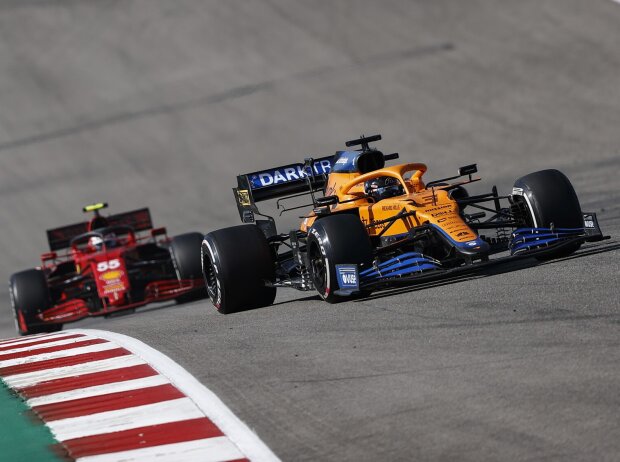 Titel-Bild zur News: Daniel Ricciardo im McLaren vor Carlos Sainz im Ferrari in Austin