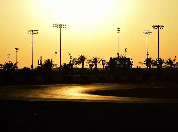Sonnenuntergang am Losail International Circuit in Katar Titel-Bild zur News: Sonnenuntergang am Losail International Circuit in Katar