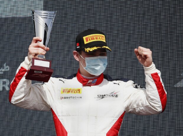 Titel-Bild zur News: David Beckmann bejubelt Platz drei im ersten Sprintrennen der Formel 2 2021 in Bahrain