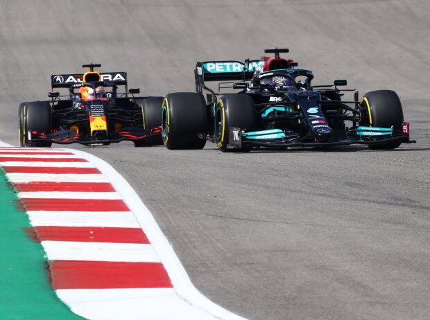 Max Verstappen jagt Lewis Hamilton beim Grand Prix der USA 2021 auf dem Circuit of The Americas in Austin Max Verstappen jagt Lewis Hamilton beim Grand Prix der USA 2021 auf dem Circuit of The Americas in Austin