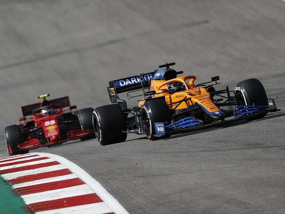 Daniel Ricciardo im McLaren vor Carlos Sainz im Ferrari in Austin