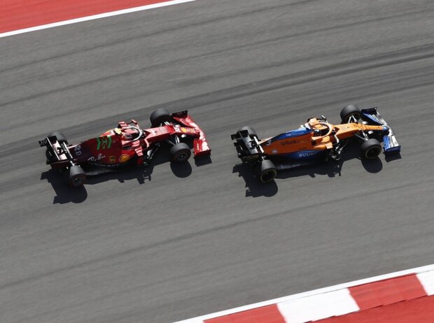 Daniel Ricciardo im McLaren MCL35M und Carlos Sainz im Ferrari SF21 beim Formel-1-Rennen 2021 in Austin im Zweikampf