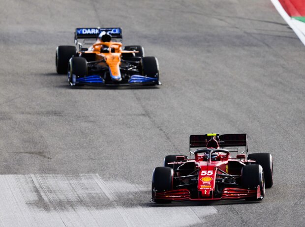Titel-Bild zur News: Carlos Sainz (Ferrari SF21) vor Daniel Ricciardo (McLaren MCL35M) beim Formel-1-Rennen in Austin 2021