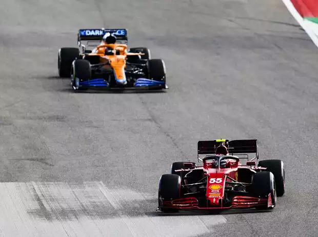 Carlos Sainz (Ferrari SF21) vor Daniel Ricciardo (McLaren MCL35M) beim Formel-1-Rennen in Austin 2021 Titel-Bild zur News: Carlos Sainz (Ferrari SF21) vor Daniel Ricciardo (McLaren MCL35M) beim Formel-1-Rennen in Austin 2021