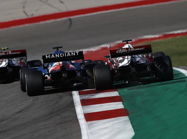 Fernando Alonso (Alpine) und Kimi Räikkönen (Alfa Romeo) kämpfen beim Formel-1-Rennen in Austin 2021 Fernando Alonso (Alpine) und Kimi Räikkönen (Alfa Romeo) kämpfen beim Formel-1-Rennen in Austin 2021