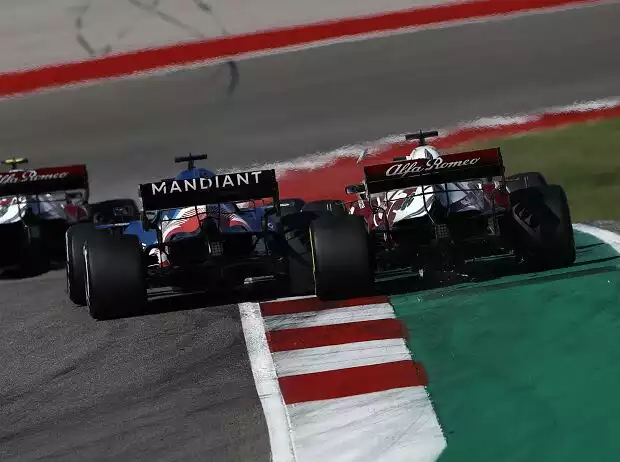Titel-Bild zur News: Fernando Alonso (Alpine) und Kimi Räikkönen (Alfa Romeo) kämpfen beim Formel-1-Rennen in Austin 2021