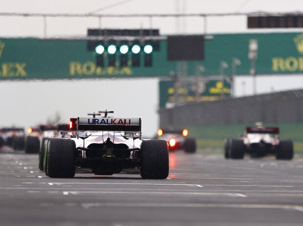 Nikita Masepin (Haas) reiht sich am Start zum Formel-1-Rennen in Ungarn 2021 hinten ein Nikita Masepin (Haas) reiht sich am Start zum Formel-1-Rennen in Ungarn 2021 hinten ein