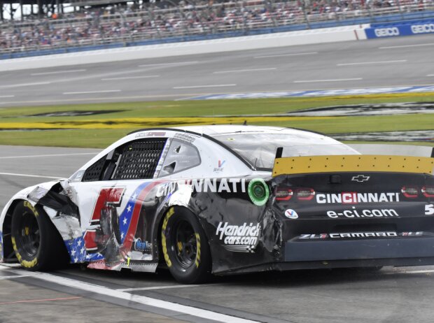 Kyle Larsons stark beschädigter Hendrick-Chevrolet nach Crash beim Playoff-Rennen in Talladega 2021 Kyle Larsons stark beschädigter Hendrick-Chevrolet nach Crash beim Playoff-Rennen in Talladega 2021