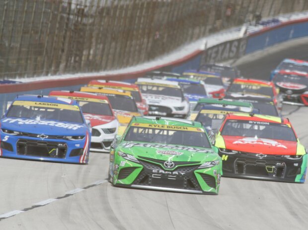 NASCAR-Action auf dem Texas Motor Speedway in Fort Worth NASCAR-Action auf dem Texas Motor Speedway in Fort Worth