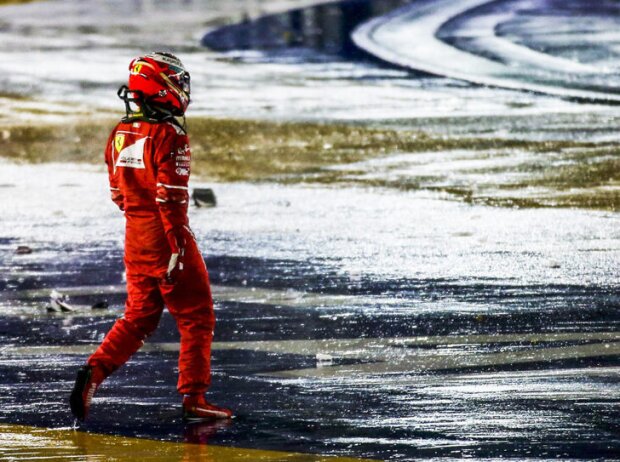 Titel-Bild zur News: Kimi Räikkönen (Ferrari) nach dem Unfall in Singapur 2017