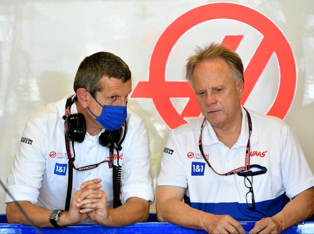 Titel-Bild zur News: Teamchef Günther Steiner und Eigentümer Gene Haas in der Box des Haas-Teams