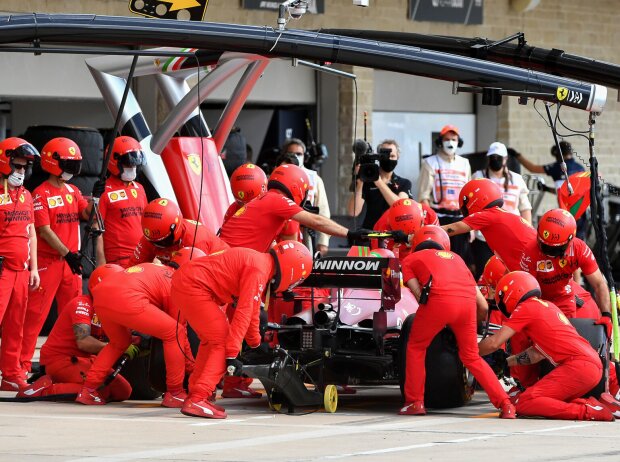 Titel-Bild zur News: Carlos Sainz (Ferrari) beim Boxenstopp in Austin