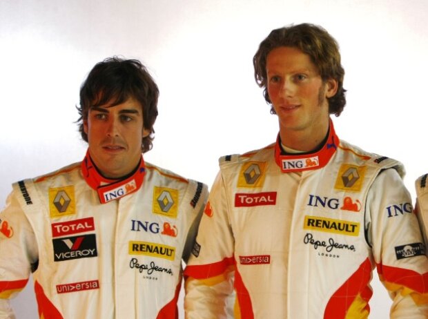 Titel-Bild zur News: Fernando Alonso und Romain Grosjean (Renault) beim Teamshooting 2009