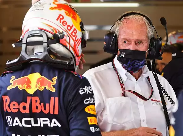 Max Verstappen und Helmut Marko in der Red-Bull-Box beim Grand Prix der USA in Austin 2021 Titel-Bild zur News: Max Verstappen und Helmut Marko in der Red-Bull-Box beim Grand Prix der USA in Austin 2021