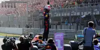 Max Verstappen von Red Bull grüßt die Fans in Zandvoort nach dem Qualifying zum Grand Prix der Niederlande der Formel 1 2021