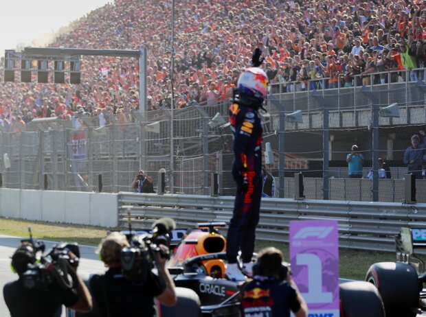 Titel-Bild zur News: Max Verstappen von Red Bull grüßt die Fans in Zandvoort nach dem Qualifying zum Grand Prix der Niederlande der Formel 1 2021