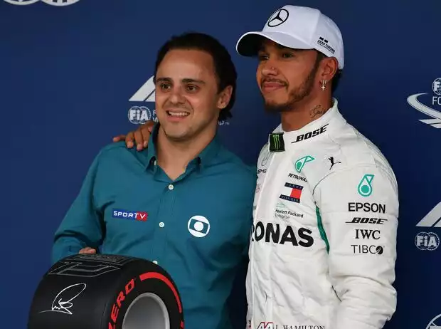 Lewis Hamilton bekommt von Felipe Massa den Pole-Award beim Brasilien-Rennen 2018 überreicht Titel-Bild zur News: Lewis Hamilton bekommt von Felipe Massa den Pole-Award beim Brasilien-Rennen 2018 überreicht