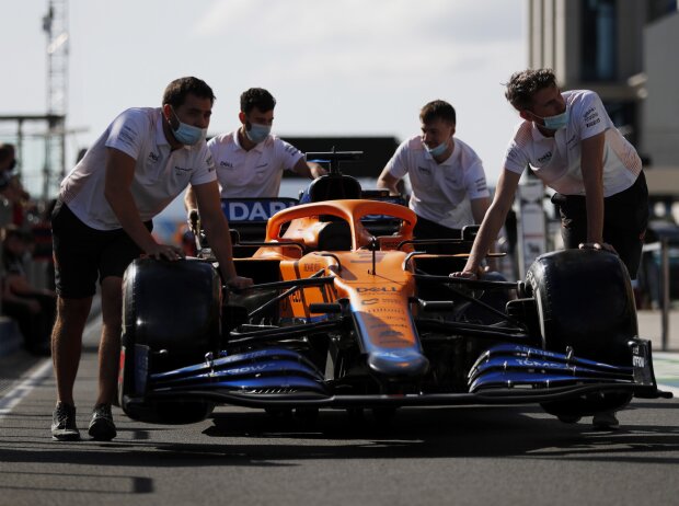 Mechaniker mit dem Auto von Daniel Ricciardo in Istanbul 2021 Mechaniker mit dem Auto von Daniel Ricciardo in Istanbul 2021