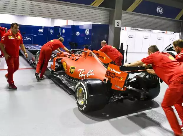 Titel-Bild zur News: Ein Ferrari wird zum Scrutineering geschoben