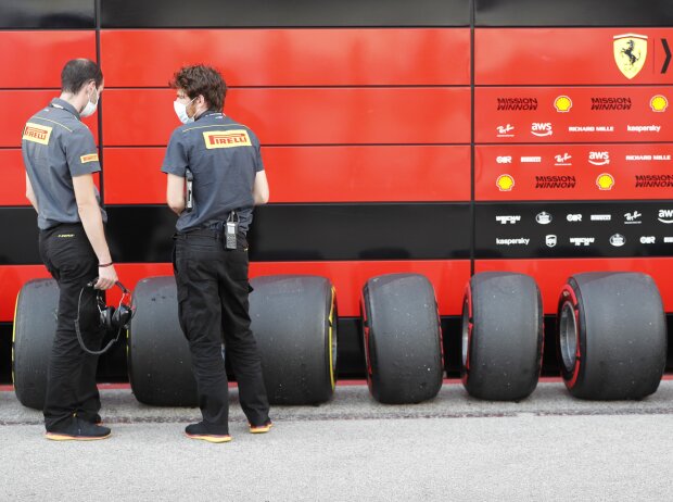 Mitarbeiter von Pirelli und Reifen Mitarbeiter von Pirelli und Reifen