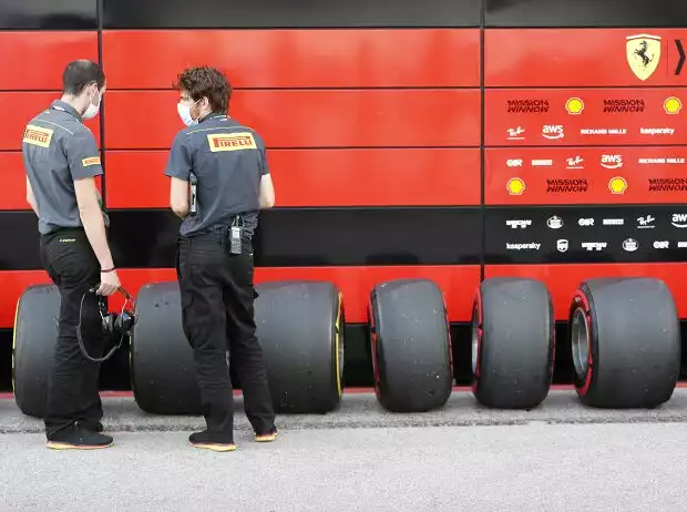 Mitarbeiter von Pirelli und Reifen Titel-Bild zur News: Mitarbeiter von Pirelli und Reifen