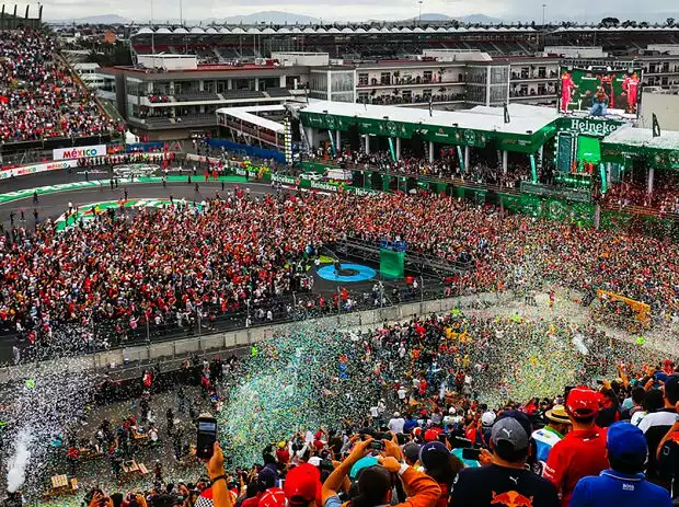 Partystimmung bei der Siegerehrung nach dem GP Mexiko 2018 in Mexiko-Stadt Titel-Bild zur News: Partystimmung bei der Siegerehrung nach dem GP Mexiko 2018 in Mexiko-Stadt