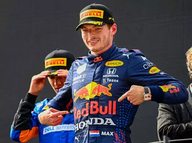 Max Verstappen deutet auf das Red-Bull-Logo auf seinem Rennanzug Titel-Bild zur News: Max Verstappen deutet auf das Red-Bull-Logo auf seinem Rennanzug