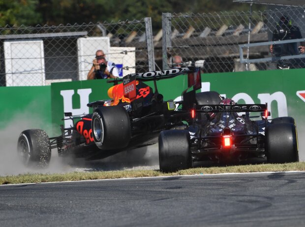 Titel-Bild zur News: Max Verstappen (Red Bull) und Lewis Hamilton (Mercedes) kollidieren beim Formel-1-Rennen in Monza 2021