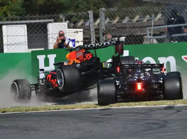 Max Verstappen (Red Bull) und Lewis Hamilton (Mercedes) kollidieren beim Formel-1-Rennen in Monza 2021 Titel-Bild zur News: Max Verstappen (Red Bull) und Lewis Hamilton (Mercedes) kollidieren beim Formel-1-Rennen in Monza 2021