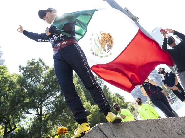 Sergio Perez mit einer mexikanischen Flagge Sergio Perez mit einer mexikanischen Flagge