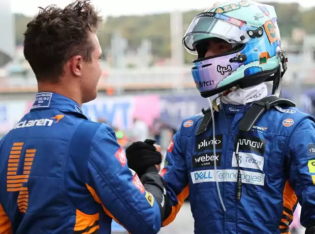 Lando Norris beim Abklatschen mit seinem McLaren-Teamkollegen Daniel Ricciardo Titel-Bild zur News: Lando Norris beim Abklatschen mit seinem McLaren-Teamkollegen Daniel Ricciardo