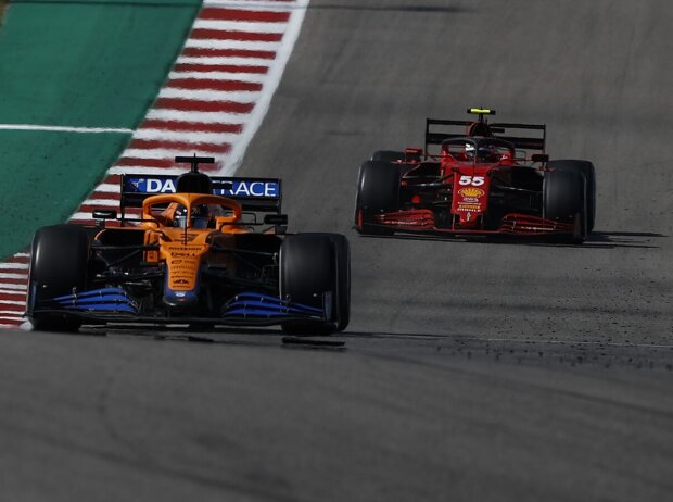Titel-Bild zur News: Daniel Ricciardo im McLaren MCL35M vor Carlos Sainz im Ferrari SF21 beim Formel-1-Rennen in Austin 2021