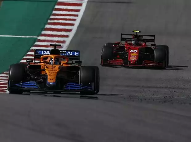 Daniel Ricciardo im McLaren MCL35M vor Carlos Sainz im Ferrari SF21 beim Formel-1-Rennen in Austin 2021 Titel-Bild zur News: Daniel Ricciardo im McLaren MCL35M vor Carlos Sainz im Ferrari SF21 beim Formel-1-Rennen in Austin 2021