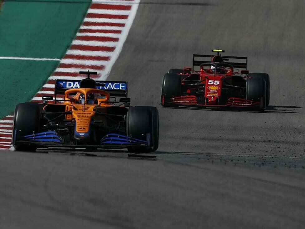 Daniel Ricciardo im McLaren MCL35M vor Carlos Sainz im Ferrari SF21 beim Formel-1-Rennen in Austin 2021