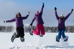 FlyCar bietet Aktivurlaubern zahlreiche Aktivitäten, darunter Schneeschuhwanderungen. Aber auch Ski-Langläufe, Rentiertouren, Hundeschlitten-Fahrten oder Ausflüge zu einem Eisbrecher