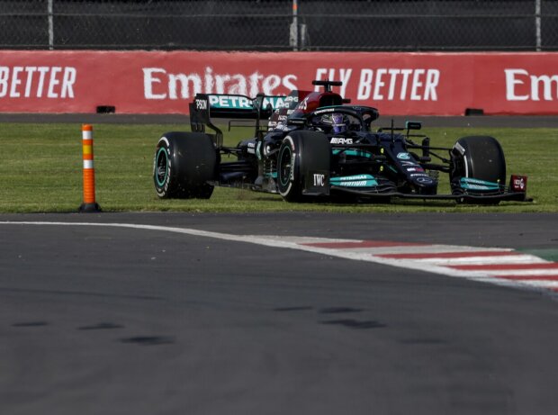Titel-Bild zur News: Lewis Hamilton mit seinem Mercedes W12 im Freitagstraining der Formel 1 2021 in Mexiko abseits der Fahrbahn in der Auslaufzone von Kurve 1