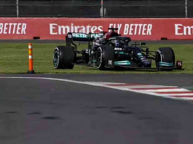 Lewis Hamilton mit seinem Mercedes W12 im Freitagstraining der Formel 1 2021 in Mexiko abseits der Fahrbahn in der Auslaufzone von Kurve 1 Titel-Bild zur News: Lewis Hamilton mit seinem Mercedes W12 im Freitagstraining der Formel 1 2021 in Mexiko abseits der Fahrbahn in der Auslaufzone von Kurve 1