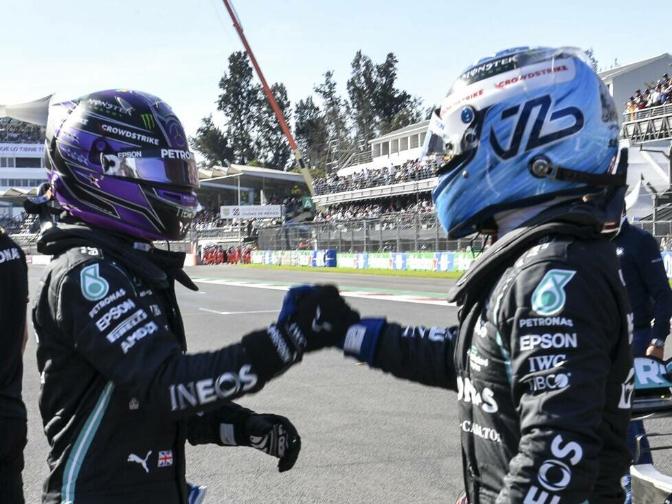 Lewis Hamilton gratuliert Valtteri Bottas zur Formel-1-Poleposition in Mexiko 2021